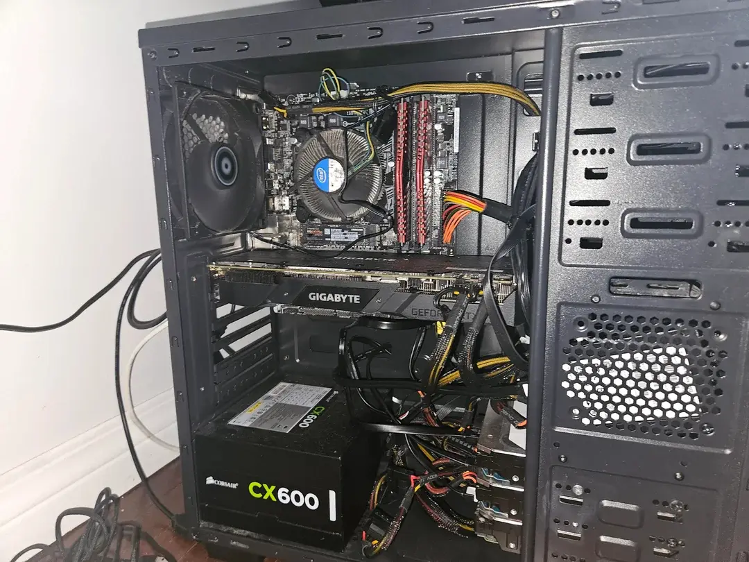 Internal components of the server with GPU installed.